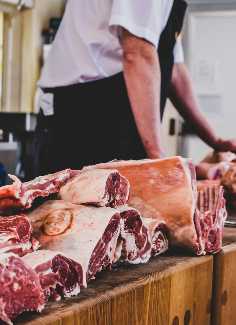 Açougueiro preparando peças de carne